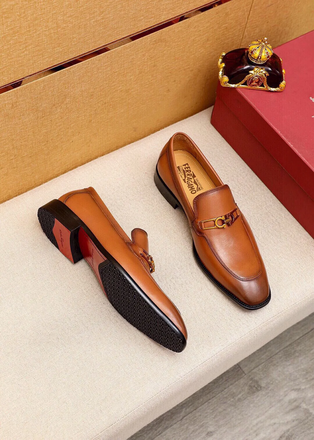 Men's shoes 💰480 💐 Product trademark: Ferragamo "Ferragamo" casual leather shoes Regular size: 38-44 (45🉑️customized) Product materials: Selected imported first-layer calfskin upper + luxury hardware buckle, imported water-dyed cow leather lining. Strong three-dimensional visual effect, original outsole color: 2 colors available
